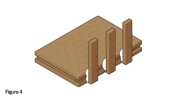 Figure 4, trois languettes de mur en pain d'épices sont collés au côté long à l'arrière du 'sandwich' fait des morceaux de toit et murs